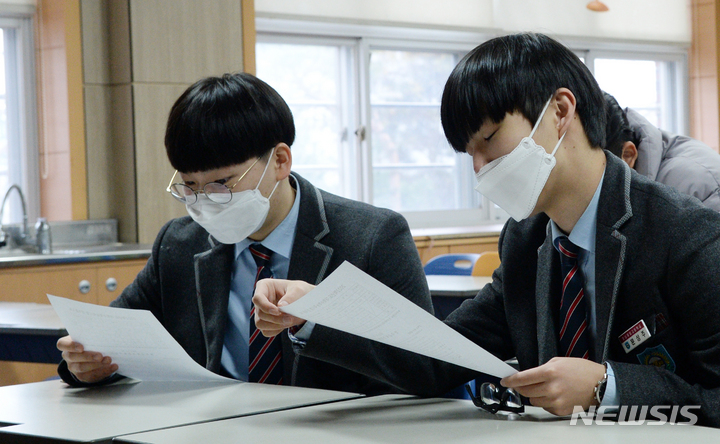 [전주=뉴시스] 지난해 12월10일 대학수학능력시험 성적표 배부가 이뤄진 전북 전주시 전주호남제일고등학교에서 수험생들이 수능 성적표를 살펴보고 있다. (사진=뉴시스DB). 2022.12.09. photol@newsis.com