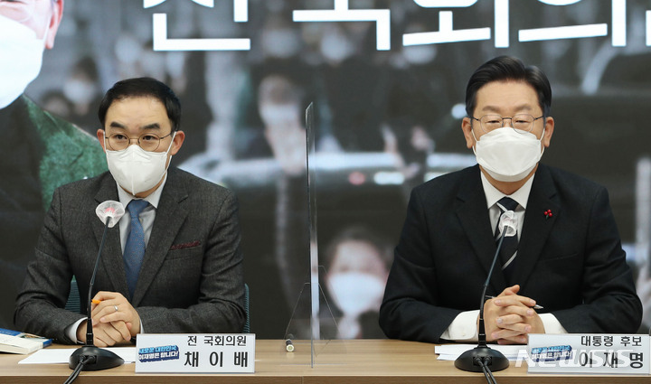 [서울=뉴시스] 국회사진기자단 = 채이배(왼쪽) 전 바른미래당 의원이 10일 오전 서울 여의도 더불어민주당 당사에서 열린 김관영·채이배 전 국회의원 입당식에 참석해 인사말을 하고 있다. 2021.12.10. photo@newsis.com