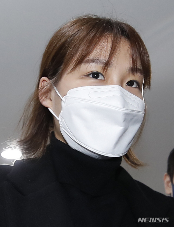 [서울=뉴시스] 조수정 기자 = 여자프로배구 IBK기업은행 세터 조송화 선수가 10일 오전 서울 마포구 상암동 한국배구연맹에서 열린 무단 이탈 관련 상벌위원회에 출석하고 있다. (공동취재사진) 2021.12.10. photo@newsis.com