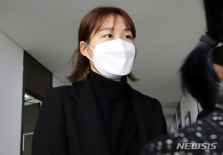 [서울=뉴시스] 조수정 기자 = 여자프로배구 IBK기업은행 세터 조송화 선수가 10일 오전 서울 마포구 상암동 한국배구연맹에서 열린 무단 이탈 관련 상벌위원회에 출석하고 있다. (공동취재사진) 2021.12.10. photo@newsis.com