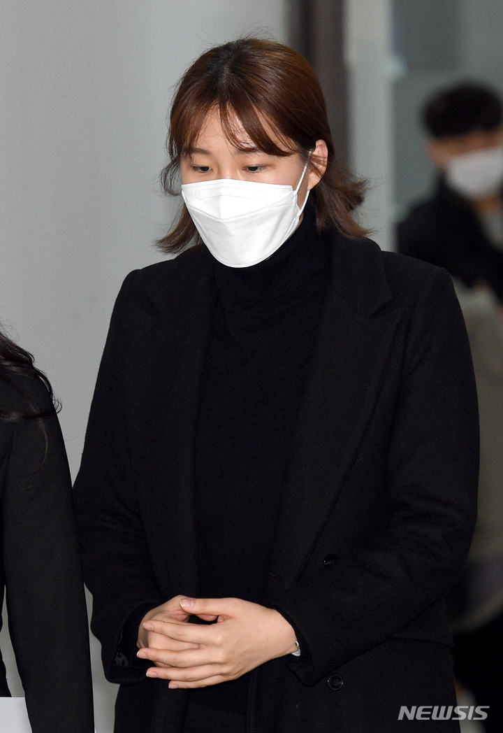 [서울=뉴시스] 조수정 기자 = 여자프로배구 IBK기업은행 세터 조송화 선수가 10일 오전 서울 마포구 상암동 한국배구연맹에서 열린 무단 이탈 관련 상벌위원회에 출석하고 있다. (공동취재사진) 2021.12.10. photo@newsis.com