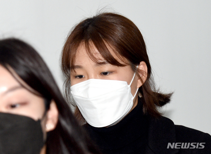 [서울=뉴시스] 조수정 기자 = 여자프로배구 IBK기업은행 세터 조송화 선수가 지난해 12월10일 오전 서울 마포구 상암동 한국배구연맹에서 열린 무단 이탈 관련 상벌위원회에 출석하고 있다. (공동취재사진) 2021.12.10. photo@newsis.com