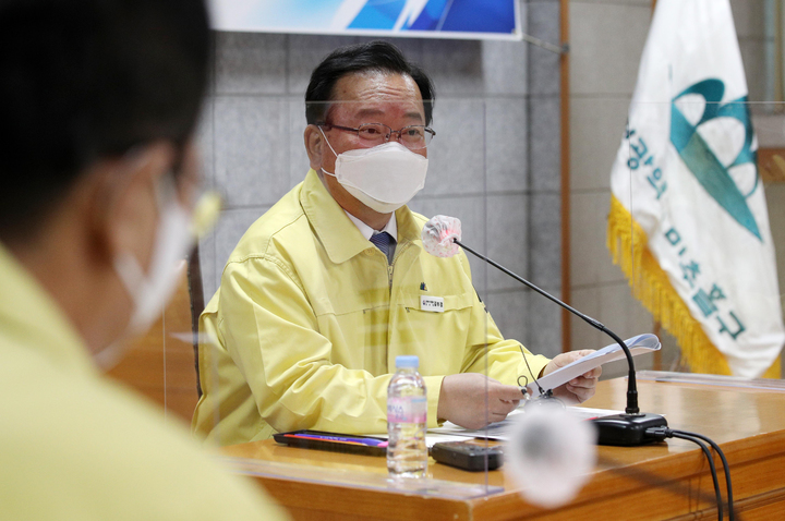[인천=뉴시스] 김명원 기자 = 김부겸 국무총리가 10일 인천 미추홀구청을 찾아 코로나19(오미크론) 방역대책 보고 및 현장점검회의에 참석해 발언을 하고 있다. (공동취재사진) 2021.12.10. photo@newsis.com