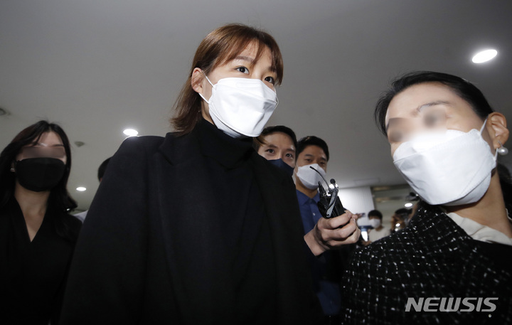 [서울=뉴시스] 조수정 기자 = 여자프로배구 IBK기업은행 세터 조송화 선수가 10일 오전 서울 마포구 상암동 한국배구연맹에서 열린 무단 이탈 관련 상벌위원회에 출석하고 있다. (공동취재사진) 2021.12.10. chocrystal@newsis.com