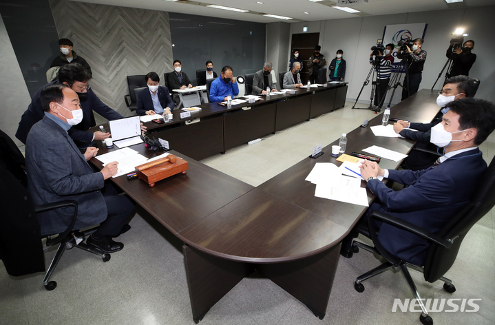 [서울=뉴시스] 조수정 기자 = 10일 오전 서울 마포구 상암동 한국배구연맹에서 여자프로배구 IBK기업은행 세터 조송화 선수 무단 이탈 관련 상벌위원회에서 황명석 상벌위원장이 회의를 주재하고 있다. (공동취재사진) 2021.12.10. chocrystal@newsis.com