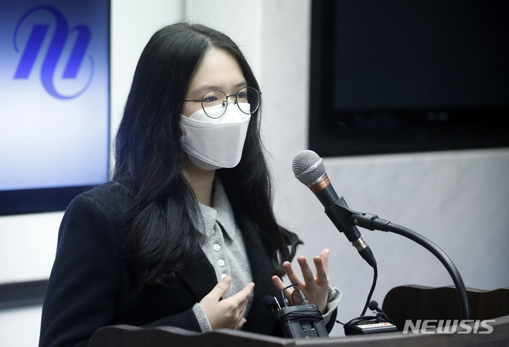 [서울=뉴시스] 고승민 기자 = 올해 수능에서 유일하게 전과목 만점을 받은 김선우 씨가 10일 서울 메가스터디교육 본사에서 취재진 질문에 답하고 있다. 양지 메가스터디 기숙학원에서 재수를 한 김선우 씨는 이번 수능에서 국어, 수학, 사회탐구(사회문화, 경제) 영역에서 모두 만점을 받았다. 영어와 한국사, 제2외국어(중국어)는 모두 1등급을 받았다. 김씨는 대학에 입학한 상태에서 재수를 한 반수생이다. 김씨는 이번 수능을 통해 자신의 적성과 장래 포부에 맞는 대학 및 학과에 진학할 계획이다. 2021.12.10. kkssmm99@newsis.com