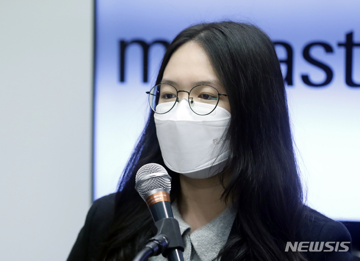 [서울=뉴시스] 고승민 기자 = 올해 수능에서 유일하게 전과목 만점을 받은 김선우 씨가 10일 서울 메가스터디교육 본사에서 취재진 질문에 답하고 있다. 양지 메가스터디 기숙학원에서 재수를 한 김선우 씨는 이번 수능에서 국어, 수학, 사회탐구(사회문화, 경제) 영역에서 모두 만점을 받았다. 영어와 한국사, 제2외국어(중국어)는 모두 1등급을 받았다. 김씨는 대학에 입학한 상태에서 재수를 한 반수생이다. 김씨는 이번 수능을 통해 자신의 적성과 장래 포부에 맞는 대학 및 학과에 진학할 계획이다. 2021.12.10. kkssmm99@newsis.com