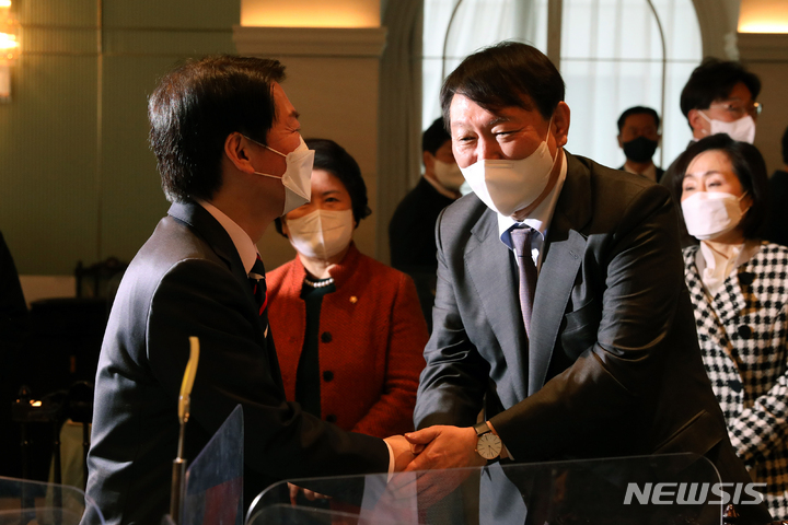 [서울=뉴시스] 국회사진기자단 = 윤석열 국민의힘 대선 후보와 안철수 국민의당 대선 후보가 10일 오전 서울 영등포구 여의도 CCMM빌딩에서 열린 '제23회 전국장애인지도자대회'에서 인사를 나누고 있다. 2021.12.10. photo@newsis.com