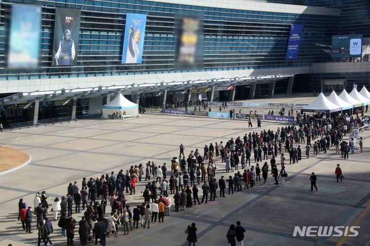 [부산=뉴시스] 하경민 기자 = 코로나19 확진자 폭증 상황 속에서 10일 오후 부산 해운대구 벡스코 제1전시장에서 열리는 '나훈아 어게인(AGAIN) 테스형' 콘서트에 입장하기 위해 시민들이 길게 줄을 선 채 방역절차를 거치고 있다. 이번 부산 콘서트는 12일까지 사흘 동안 총 6차례에 걸쳐 진행되며, 1회당 4000여 명이 입장한다. 2021.12.10. yulnetphoto@newsis.com