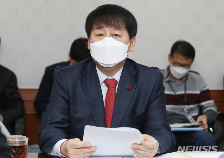 [서울=뉴시스] 김명원 기자 = 구윤철 국무조정실장이 10일 오후 서울 종로구 정부서울청사에서 열린 제1차 보이스피싱 등 사이버범죄 대응 범부처 대책회의에 참석해 발언을 하고 있다. 2021.12.10. kmx1105@newsis.com