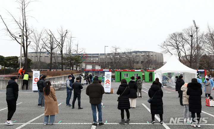 [서울=뉴시스] 이영환 기자 = 지난 10일 오후 서울 송파구 잠실종합운동장 제2주차장에 마련된 '서울시 코로나19 검사소'를 찾은 시민들이 검사를 기다리고 있다. 2021.12.10. 20hwan@newsis.com