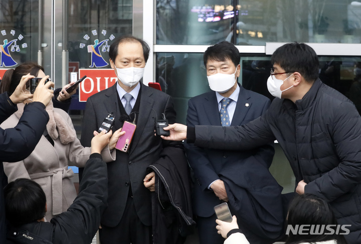 [서울=뉴시스] 고승민 기자 = 서울행정법원 행정4부(부장판사 한원교)는 10일 윤석열 후보가 법무부장관을 상대로 낸 직무집행정지처분 취소소송에서 "이 사건 소를 각하한다"고 했다. 이날 재판을 마치고 나온 윤 후보 측 법률대리인 이완규, 손경식 변호사가 취재진 질문에 답하고 있다. 2021.12.10. kkssmm99@newsis.com