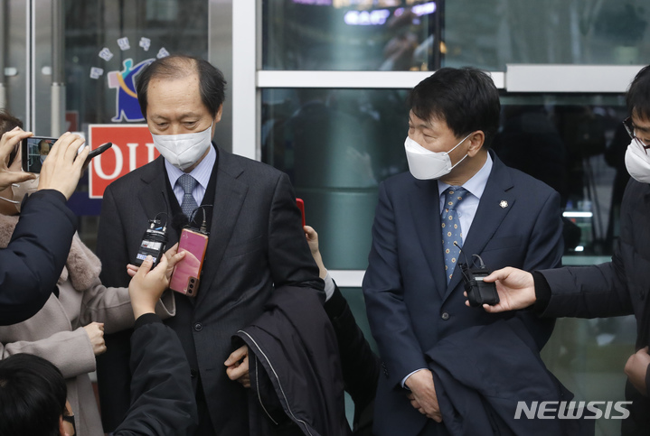 [서울=뉴시스] 고승민 기자 = 윤석열 국민의힘 대선후보가 검찰총장 재직 당시 자신에게 내려진 '직무정지' 처분이 부당하다며 낸 행정소송 1심이 각하됐다. 이날 재판을 마치고 나온 윤 후보 측 법률대리인 이완규, 손경식 변호사가 취재진 질문에 답하고 있다. 2021.12.10. kkssmm99@newsis.com