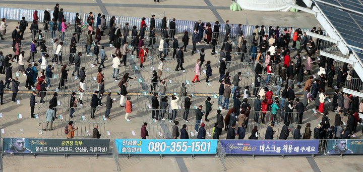 [부산=뉴시스] 하경민 기자 = 코로나19 확진자 폭증 상황 속에서 10일 오후 부산 해운대구 벡스코 제1전시장에서 열리는 '나훈아 어게인(AGAIN) 테스형' 콘서트에 입장하기 위해 시민들이 길게 줄을 선 채 방역절차를 거치고 있다. 이번 부산 콘서트는 12일까지 사흘 동안 총 6차례에 걸쳐 진행되며, 1회당 4000여 명이 입장한다. 2021.12.10. yulnetphoto@newsis.com