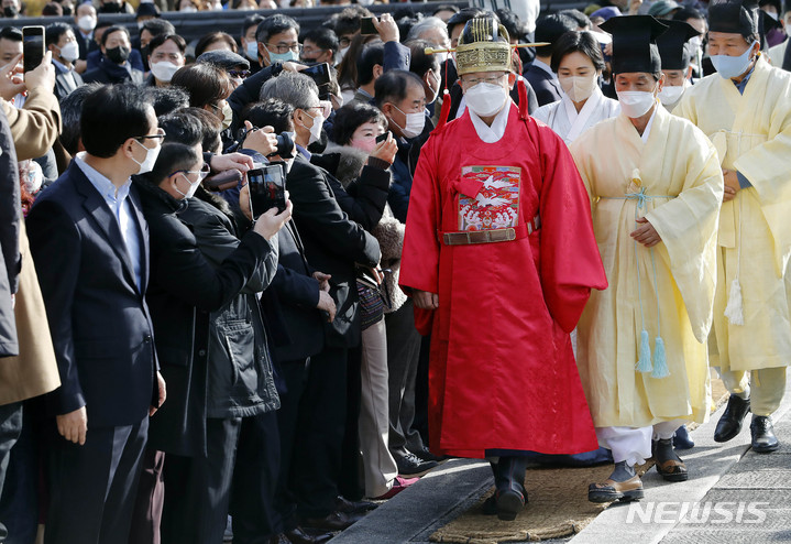 [경주=뉴시스] 최동준 기자 = 이재명 더불어민주당 대선 후보, 부인 김혜경 씨가 10일 경북 경주시 표암재를 방문해 알묘를 지내기 위해 입장하고 있다. 2021.12.10. photocdj@newsis.com