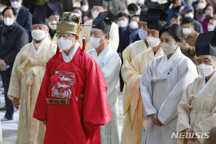 [경주=뉴시스] 최동준 기자 =이재명 더불어민주당 대선 후보, 부인 김혜경 씨가 지난 10일 경북 경주시 표암재를 방문해 알묘를 지내고 있다. 2021.12.10. photocdj@newsis.com