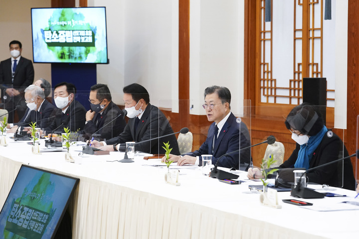 [서울=뉴시스] 문재인 대통령이 탄소중립선언 1주년인 10일 오후 청와대 충무실에서 열린 탄소중립 선도기업 초청 전략 보고회에 참석해 발언하고 있다. (사진=청와대 제공) 2021.12.10. photo@newsis.com *재판매 및 DB 금지