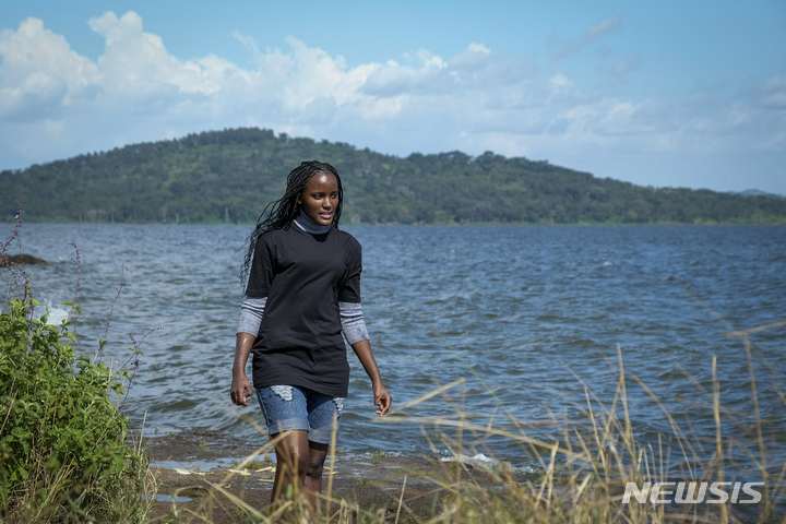 [AP/뉴시스]지난해 12월6일(현지시간) 우간다의 환경운동가 바네사 나카테가 빅토리아 호수를 따라 걷고 있다. 빅토리아 호수는 우간다, 탄자니아, 케냐에 걸쳐있다. 2022.11.06. 해당 사진은 기사와 관련 없음. 