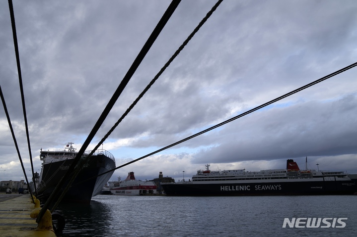 [AP/뉴시스] 그리스 피레아스항구의 페리선들 