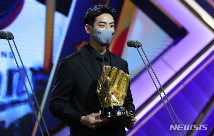 [서울=뉴시스] 이영환 기자 = 10일 오후 서울 강남구 코엑스 오디토리움에서 열린 2021 KBO 골든글러브 시상식에서 삼성 구자욱이 외야수 부문 골든글러브를 수상한 후 소감을 전하고 있다. 2021.12.10. 20hwan@newsis.com