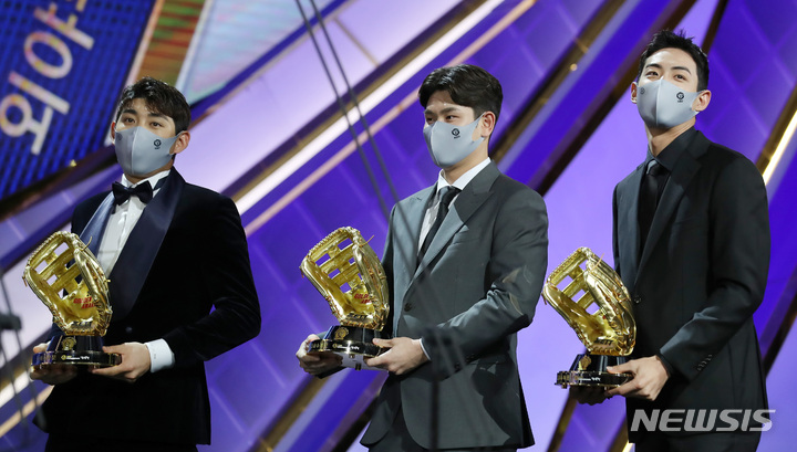 [서울=뉴시스] 이영환 기자 = 10일 오후 서울 강남구 코엑스 오디토리움에서 열린 2021 KBO 골든글러브 시상식에서 외야수 부문 수상자 키움 이정후(왼쪽부터),&nbsp; LG 홍창기, 삼성 구자욱이 글러브를 들고 있다. 2021.12.10. 20hwan@newsis.com