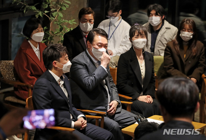 [강릉=뉴시스] 전신 기자 = 윤석열 국민의힘 대선 후보가 10일 강원도 강릉 한 카페에서 청년 소상공인과 간담회를 하고 있다. (공동취재사진) 2021.12.10. photo@newsis.com