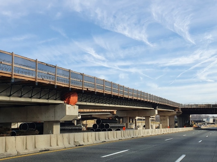 [워싱턴=뉴시스]김난영 특파원=9일(현지시간) 버지니아 비엔나 소재 고속도로에서 고가 공사가 진행되는 모습. imzero@newsis.com 2021.12.10. *재판매 및 DB 금지