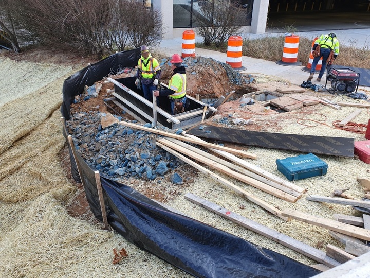 [워싱턴=뉴시스]김난영 특파원=9일(현지시간) 버지니아 비엔나 인근 도로 옆 고가에서 공사가 진행되는 모습. imzero@newsis.com 2021.12.10. *재판매 및 DB 금지