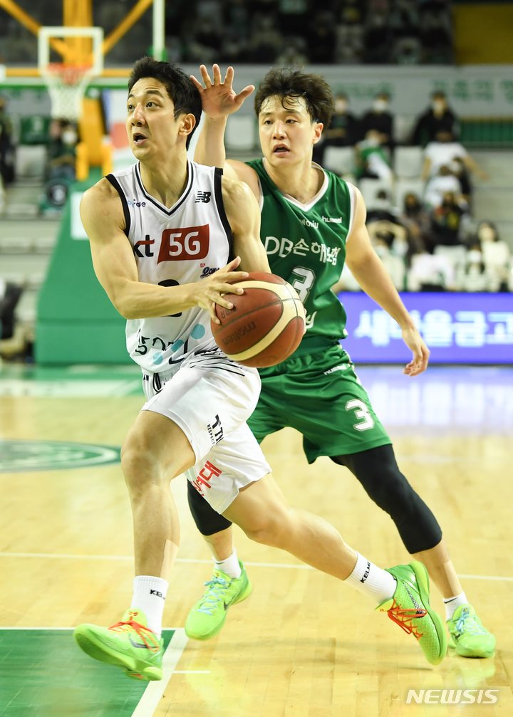 [서울=뉴시스]KT 허훈과 DB 허웅 (사진 = KBL 제공)