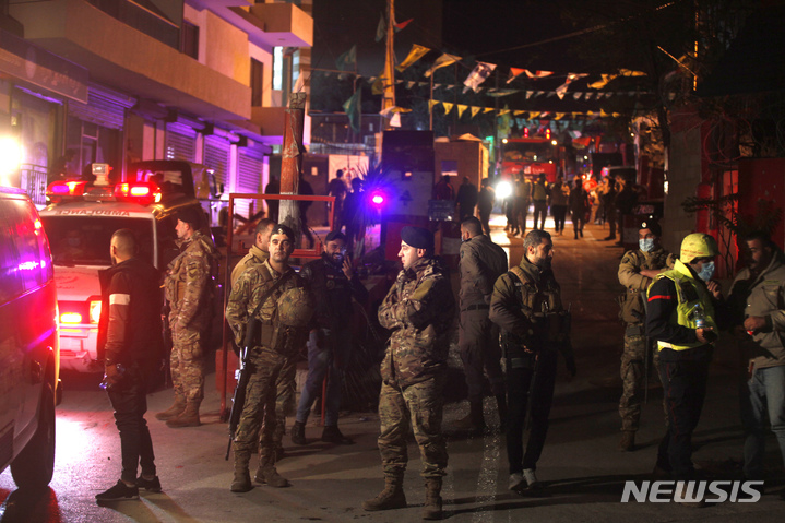 [티르( 레바논)=AP/뉴시스] 레바논의부르즈 샤말리 난민수용소에서 12월 10일 밤에 대형 폭발사고와 화재가 일어난 뒤 현장에 파견된 레바논군인들이 민간인 출입을 통제하고 있다. 