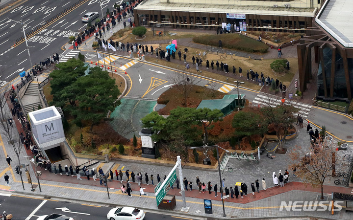 [서울=뉴시스] 추상철 기자 = 코로나19 신규 확진자수가 7000명 대를 넘어 선 후 첫 주말인 11일 오전 서울 송파구보건소 선별진료소에서 코로나 검사를 받으려는 시민들이 길게 줄 서 있다. 2021.12.11. scchoo@newsis.com