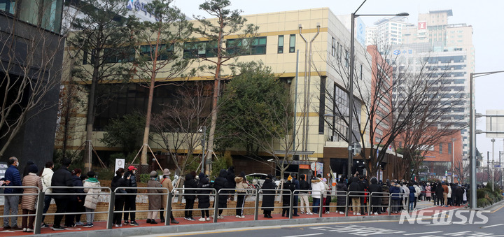 [서울=뉴시스] 추상철 기자 = 코로나19 신규 확진자수가 7000명 대를 넘어 선 후 첫 주말인 11일 오전 서울 송파구보건소 선별진료소에서 코로나 검사를 받으려는 시민들이 길게 줄 서 있다. 2021.12.11. scchoo@newsis.com