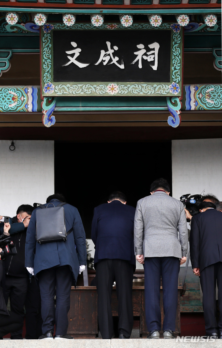 [강릉=뉴시스] 전신 기자 = 윤석열 국민의힘 대선 후보와 이준석 상임선대위원장이 11일 강원도 강릉 오죽헌을 방문해 율곡 이이 선생의 영정을 모신 문성사에서 참배하고 있다. 2021.12.11. photo1006@newsis.com