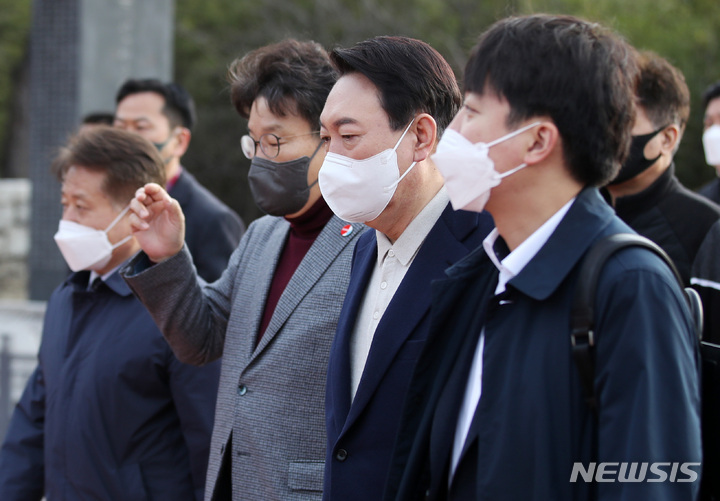 [강릉=뉴시스] 전신 기자 = 윤석열 국민의힘 대선 후보와 이준석 상임선대위원장이 11일 강원도 강릉 오죽헌을 방문해 율곡 이이 선생의 영정을 모신 문성사로 향하고 있다. 2021.12.11. photo1006@newsis.com