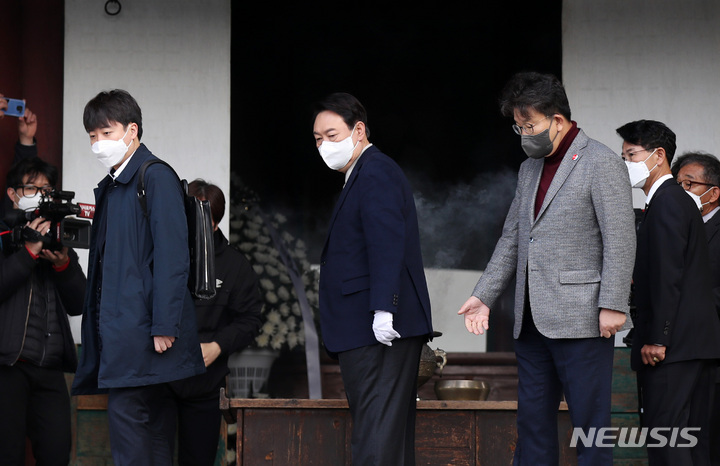 [강릉=뉴시스] 전신 기자 = 윤석열 국민의힘 대선 후보와 이준석 상임선대위원장이 11일 강원도 강릉 오죽헌을 방문해 율곡 이이 선생의 영정을 모신 문성사에서 참배를 마친 후 몽룡실로 향하고 있다 2021.12.11. photo1006@newsis.com