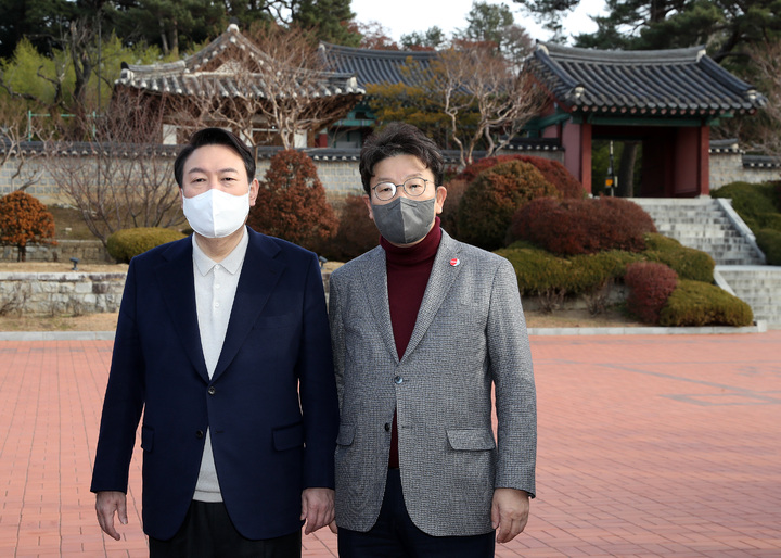 [강릉=뉴시스] 전신 기자 = 윤석열 국민의힘 대선 후보와 권성동 종합지원총괄본부장이 지난 11일 강원도 강릉 오죽헌에서 참배를 마친 후 구 오천원권 지폐 배경으로 기념사진을 찍고 있다. (공동취재사진) 2021.12.11. photo@newsis.com