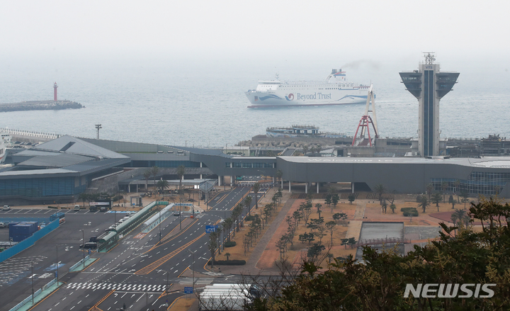 [제주=뉴시스] 우장호 기자 = 인천과 제주를 잇는 2만7000t급 대형 크루즈 카페리 여객선인 '비욘드 트러스트호(Beyond Trust)'가 11일 오전 제주시 건입동 제주항 6부두로 입항하고 있다. 인천-제주 항로에 정기 여객선이 운항하는 것은 '세월호 참사' 이후 7년8개월 만에 처음이다. 2021.12.11. woo1223@newsis.com