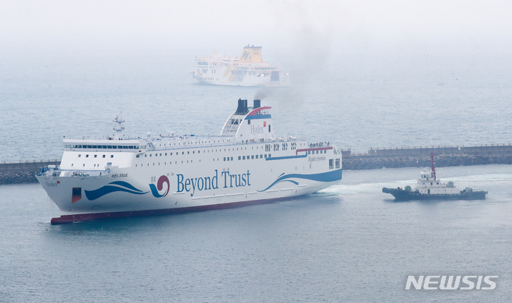[제주=뉴시스] 우장호 기자 = 인천과 제주를 잇는 2만7000t급 대형 크루즈 카페리 여객선인 '비욘드 트러스트호(Beyond Trust)'가 11일 오전 제주시 건입동 제주항 6부두로 입항하고 있다. 인천-제주 항로에 정기 여객선이 운항하는 것은 '세월호 참사' 이후 7년8개월 만에 처음이다. 2021.12.11. woo1223@newsis.com