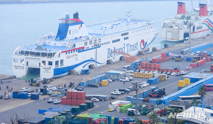 [제주=뉴시스] 우장호 기자 = 인천과 제주를 잇는 2만7000t급 대형 크루즈 카페리 여객선인 '비욘드 트러스트호(Beyond Trust)'가 11일 오전 제주시 건입동 제주항 6부두로 입항하고 있다. 인천-제주 항로에 정기 여객선이 운항하는 것은 '세월호 참사' 이후 7년8개월 만에 처음이다. 2021.12.11. woo1223@newsis.com