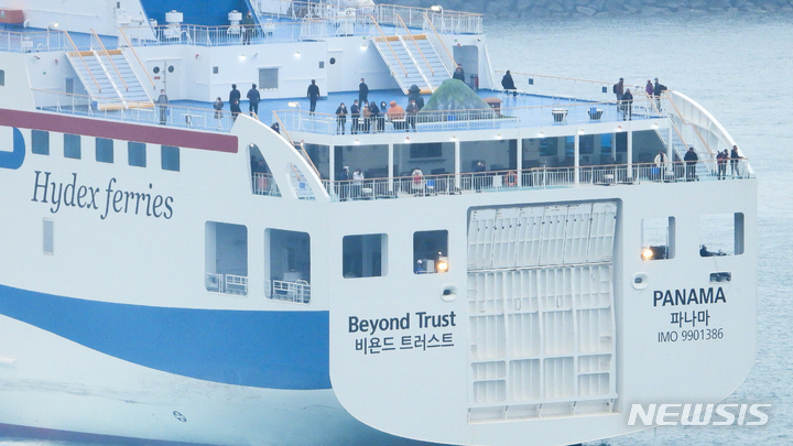 [제주=뉴시스] 우장호 기자 = 인천과 제주를 잇는 2만7000t급 대형 크루즈 카페리 여객선인 '비욘드 트러스트호(Beyond Trust)'가 11일 오전 제주시 건입동 제주항 6부두로 입항하고 있다. 인천-제주 항로에 정기 여객선이 운항하는 것은 '세월호 참사' 이후 7년8개월 만에 처음이다. 2021.12.11. woo1223@newsis.com