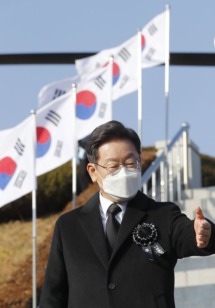 [칠곡=뉴시스] 최동준 기자 = 이재명 더불어민주당 대선 후보가 11일 경북 칠곡군 다부동 전적기념관을 방문해 연설하고 있다. 2021.12.11. photocdj@newsis.com