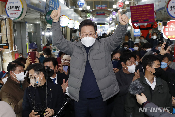 [안동=뉴시스] 최동준 기자 = 이재명 더불어민주당 대선 후보가 11일 경북 안동 중앙신시장을 방문해 시민들에게 인사하고 있다. 2021.12.11. photocdj@newsis.com