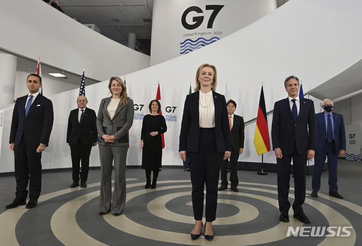 [리버풀=AP/뉴시스]11일(현지시간) 영국 리버풀에서 이틀 일정으로 개막한 주요7개국(G7) 외교장관 회의에 앞서 참석 장관들이 리버풀박물관에서 단체 사진을 찍고 있다. 왼쪽부터 루이지 디마이오 이탈리아 외무장관, 장이브 르드리앙 프랑스 외무장관, 멜라니 졸리 캐나다 외무장관, 안나레나 배어복 독일 외무장관, 리즈 트러스 영국 외무장관, 하야시 요시마사 일본 외무상, 토니 블링컨 미국 국무장관, 호세프 보렐 EU 외교·안보 정책 고위대표. 2021.12.11. 