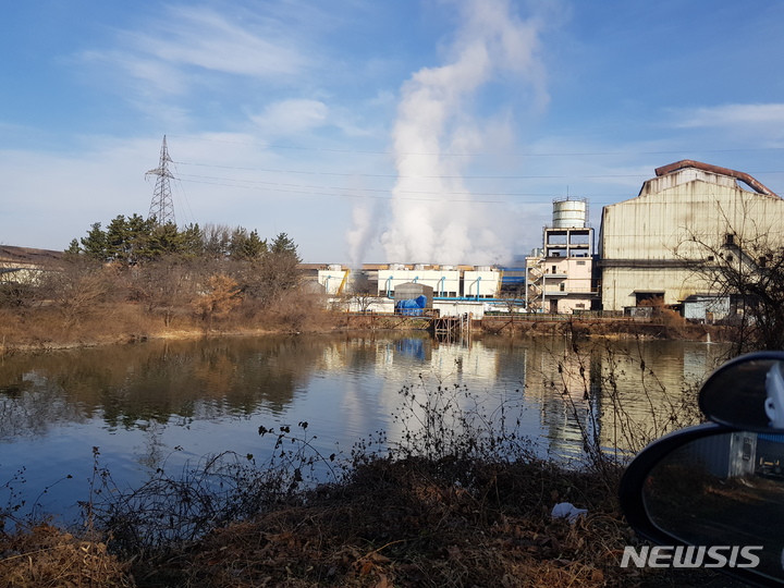 실종자가 오간 것으로 추정되는 샛길에서 촬영한 .함안의 저수지. 실종자는 사진 속 공장을 다녔다. 