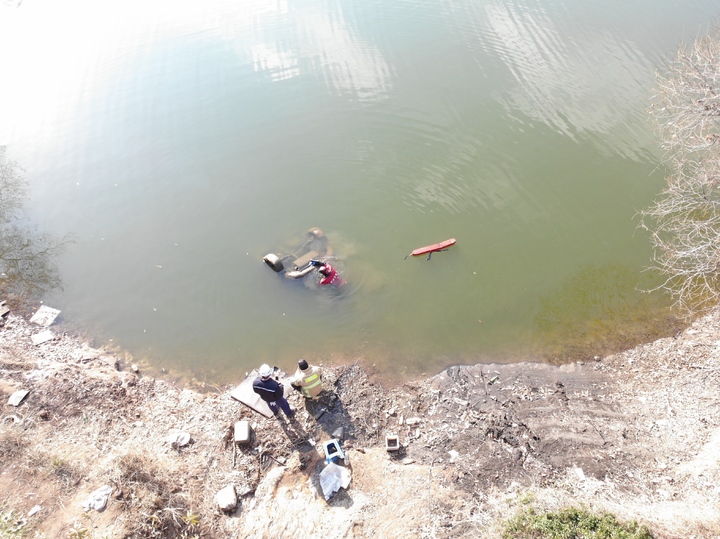 저수지에서 경찰과 소방당국이 차량을 인양하고 있다 *재판매 및 DB 금지