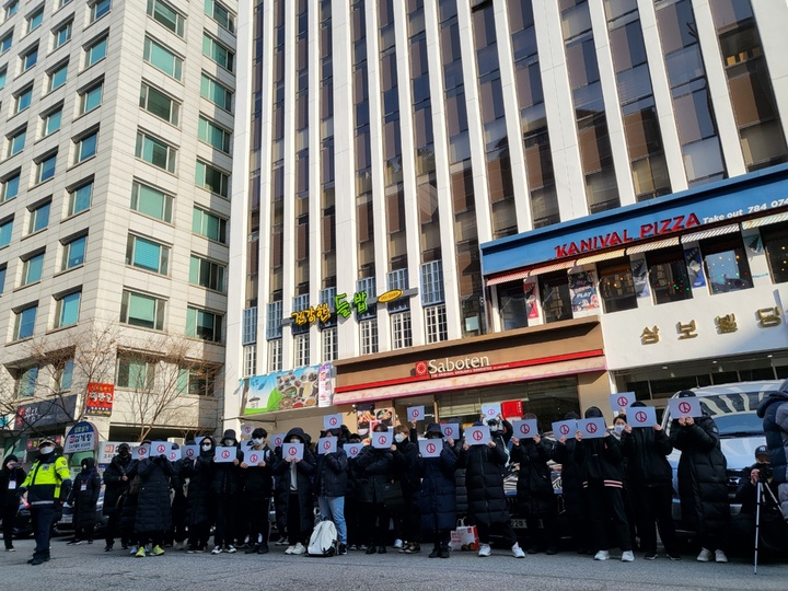 [서울=뉴시스] 최영서 수습기자=여성단체 '샤우트아웃'이 12일 오전 서울 영등포구 더불어민주당, 국민의힘 당사 앞에서 '여성혐오 대선 규탄' 집회를 열었다. 2021.12.12. photo@newsis.com *재판매 및 DB 금지