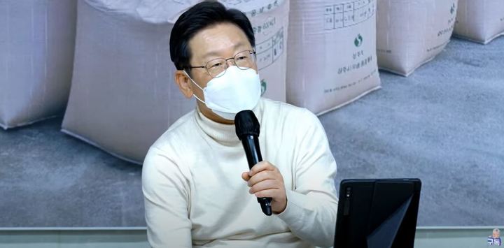 [서울=뉴시스]이재명 더불어민주당 대선 후보는 12일 오후 경북 상주 승곡체험휴양마을에서 마을반상회를 진행했다. 2021.12.12. (사진=이재명 민주당 대선 후보 유튜브 캡처)