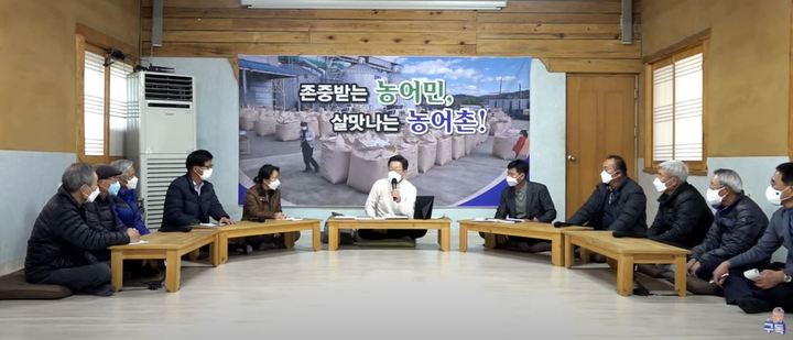 [서울=뉴시스]이재명 더불어민주당 대선 후보는 12일 오후 경북 상주 승곡체험휴양마을에서 마을반상회를 진행했다. 2021.12.12. (사진=이재명 민주당 대선 후보 유튜브 캡처)