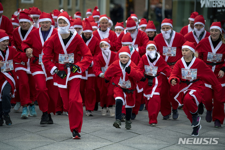 [미델파르트=AP/뉴시스]덴마크 미델파르트에서 열린 연례 크리스마스 경주의 산타 복장 참가자들. 2021.12.11.