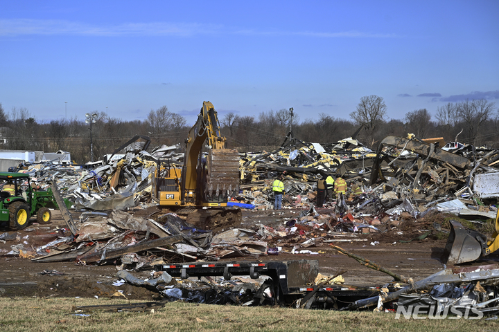 [메이필드=AP/뉴시스]11일(현지시간) 긴급구조대원들이 토네이도로 파괴된 미국 켄터키주 메이필드에 있는 양초 공장 잔해를 파헤치며 생존자를 수색하고 있다. 2021.12.12.